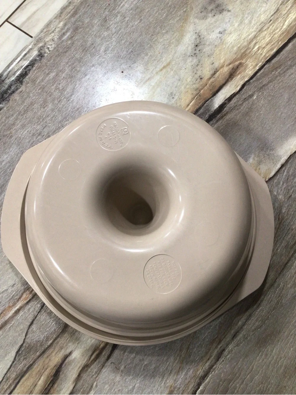 Vintage Anchor Hocking Microware Bundt Cake Pan Lid Beige USA PM459 PM480